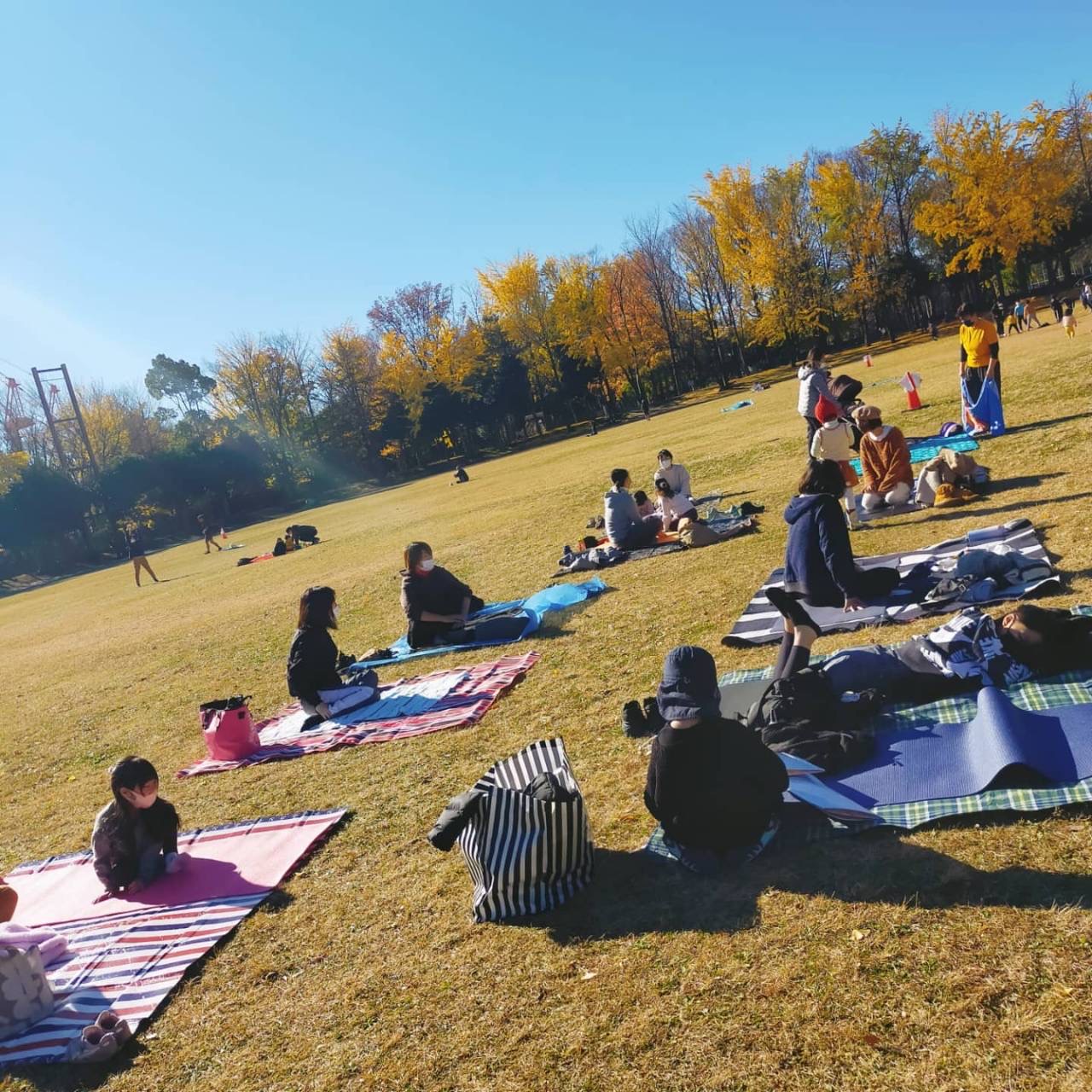 青い空と大地とヨガ